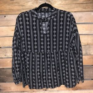 Long sleeve shirt with button details.